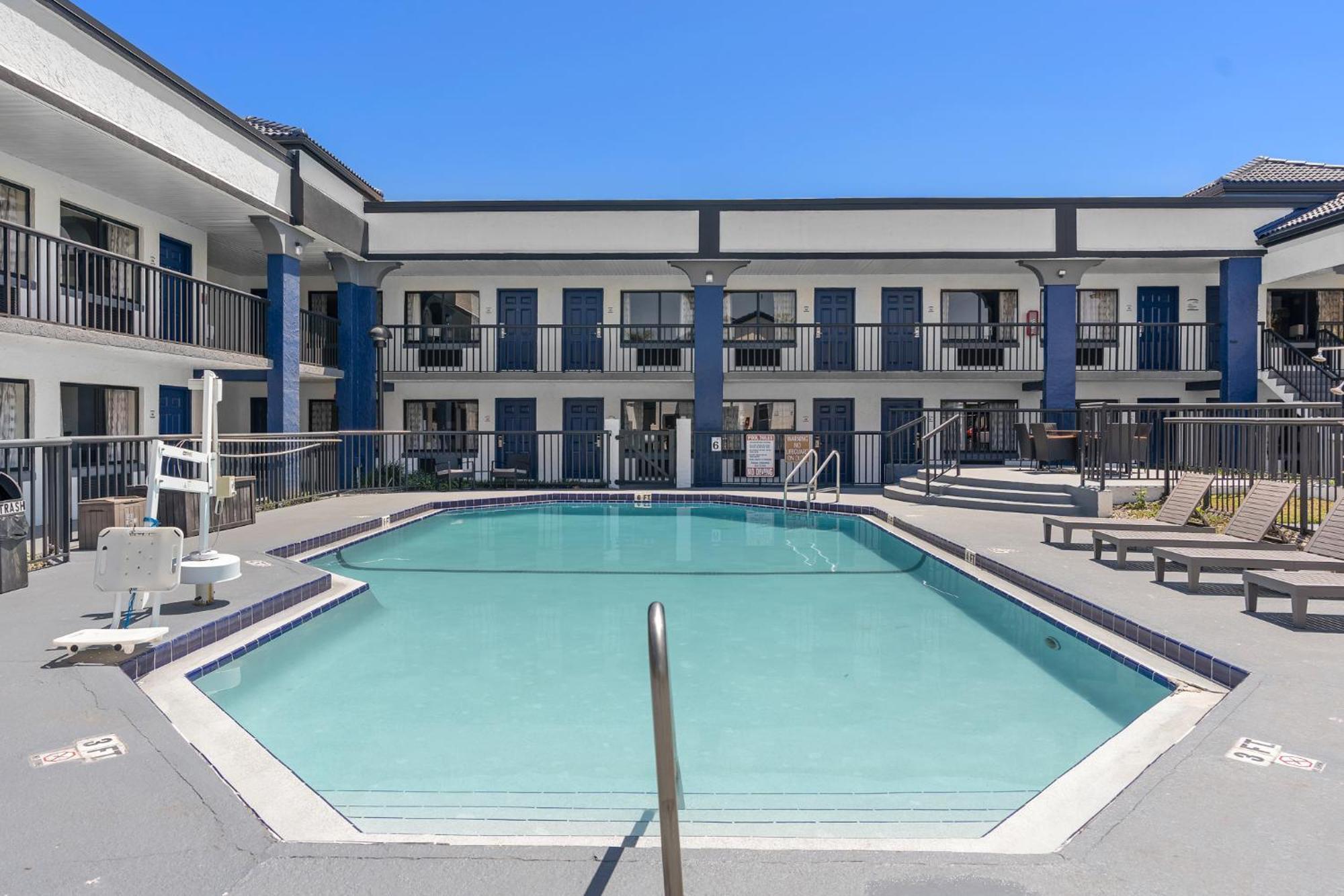 מלון Alafaya Baymont By Wyndham Orlando East מראה חיצוני תמונה